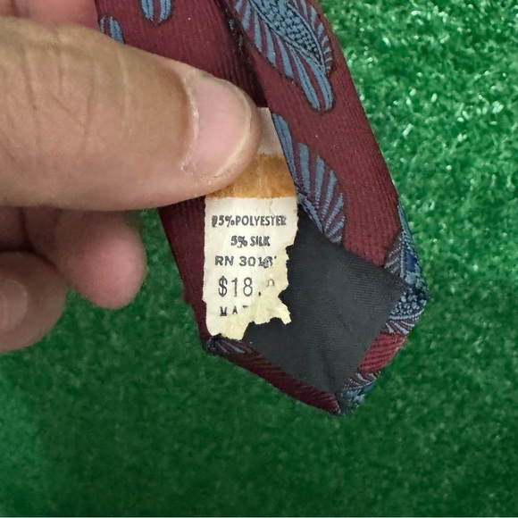 Yves Saint Laurent Red and Gray Tie with Classic Pattern - Picture 5 of 5